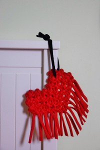 Makatka,zawieszka makrama  - Czerwone Serce