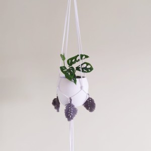 Kwietnik makrama biały z szarymi listkami